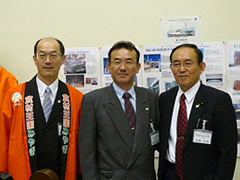 （左から）伊藤副知事、弊社社長、髙橋県議会議長